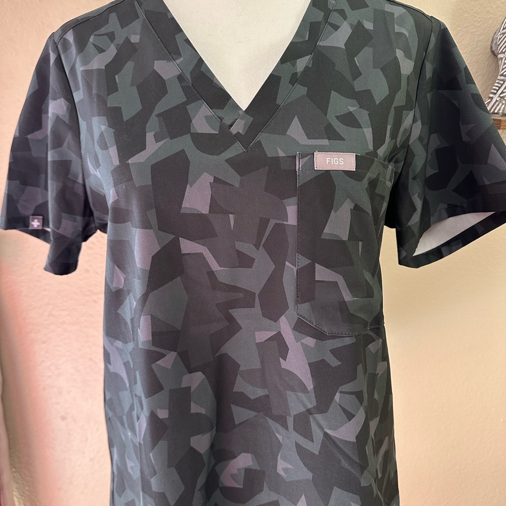 Figs women’s scrub top, stretchy, fast drying material super comfortable.